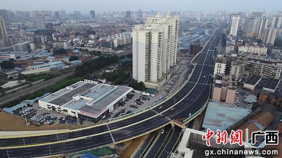 竣工验收后的南宁城市东西向快速路新貌。李江 摄
