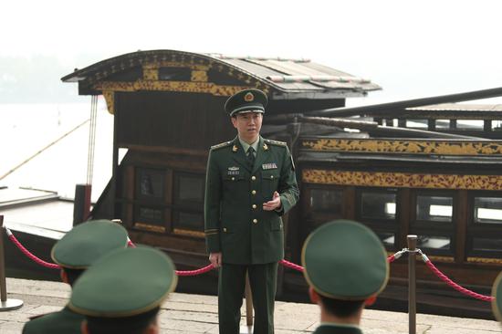 武警嘉兴支队政治委员金驰宇给官兵上党课。赵杨 摄