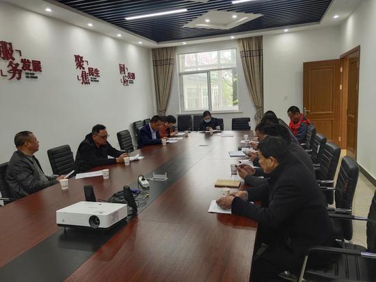 人大代表围绕“新时代美丽乡村补短板”活动主题建言献策。沈夏霞 摄