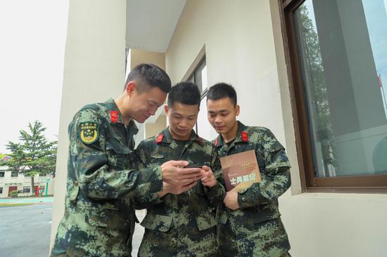 武警官兵参与互动讨论。赵杨 摄
