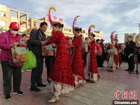 在喀什火车站，喀什官方以热情的歌舞欢迎各地游客，并向游客代表献上了礼物。　朱景朝 摄