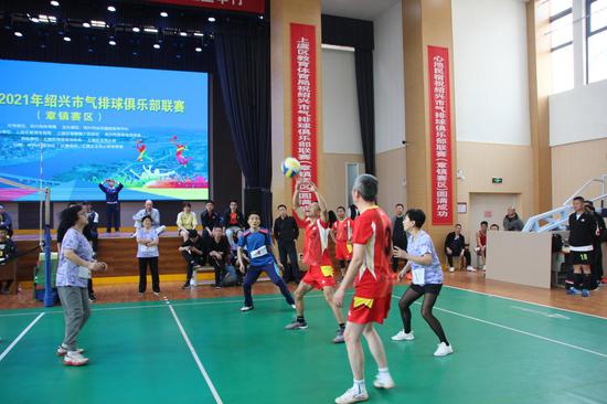 气排球对决现场  叶贝耳 摄