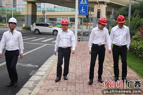 中建交通广西投资公司总经理王龙带队指导验收工作。李江 摄