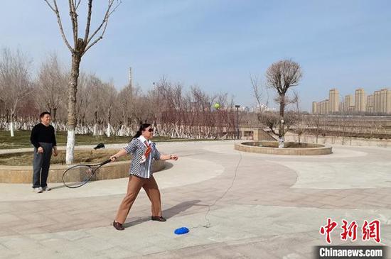 在头屯河西岸居住了30余年的昌吉市民邵镜璇和丈夫在头屯河谷森林公园打网球健身。　戚亚平 摄