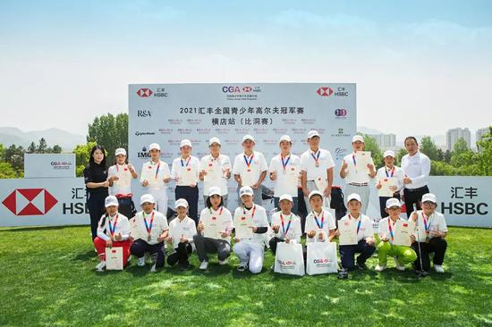 全体获奖球员及颁奖嘉宾合影。程睿 摄