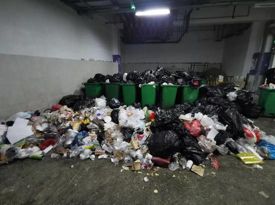 瑞安一家商场垃圾混投乱象。  胡蓓伟提供