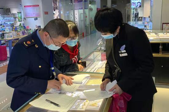 浙江省市场监管部门工作人员正在检查。  浙江省市场监管局供图
