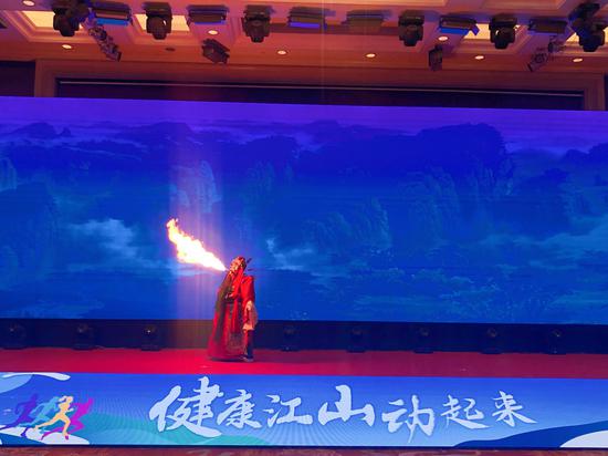 江山非遗表演“变脸耍牙”。单聪 摄