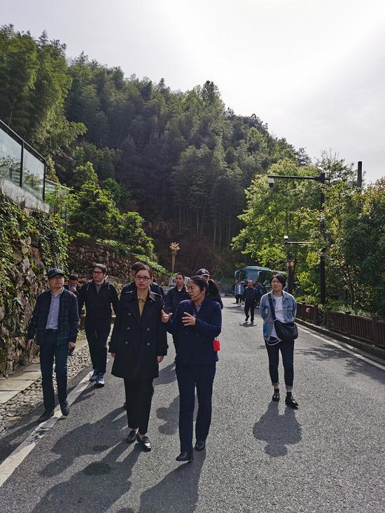 平阳县山门镇组织领导干部赴浙江省各地开展乡村振兴战略专题考察。卢婷婷 摄
