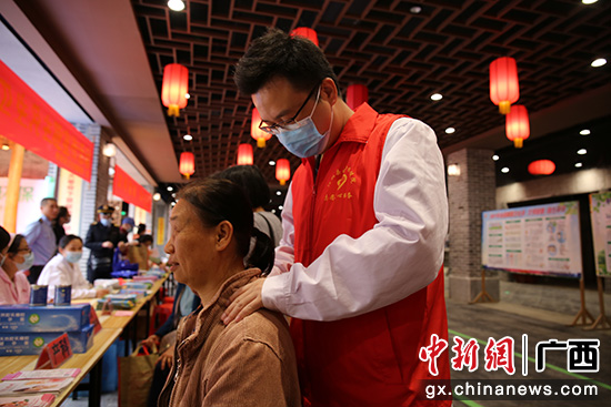 图为志愿者为群众提供中医推拿按摩服务 。熊晶 摄 桂林阳朔县启动爱国卫生月主题宣传活动