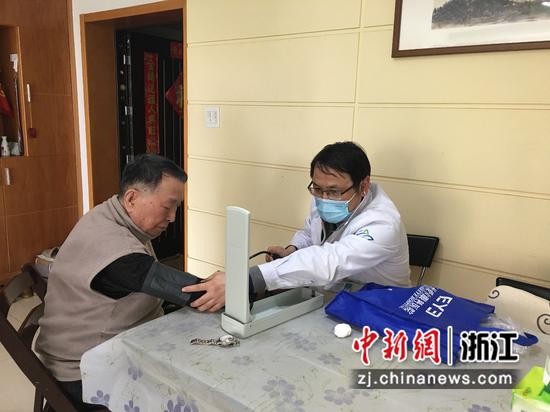 家庭医生毛林芳（右1）为老党员郭云鹏（左1）检查身体。吴怡婧 摄