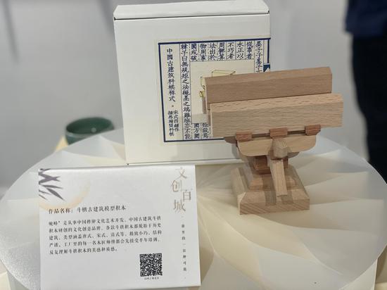 “浙里的100种可能”文创设计展上的文创产品。  
江杨烨 摄