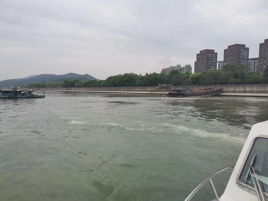 拖带现场 马国春 摄