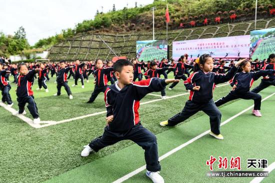 平利县老县镇中心小学学生表演武术操。主办方供图