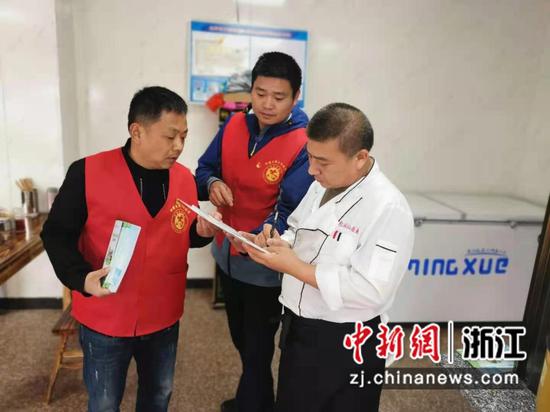 三江街道网格员开展垃圾分类宣传。许福新 摄