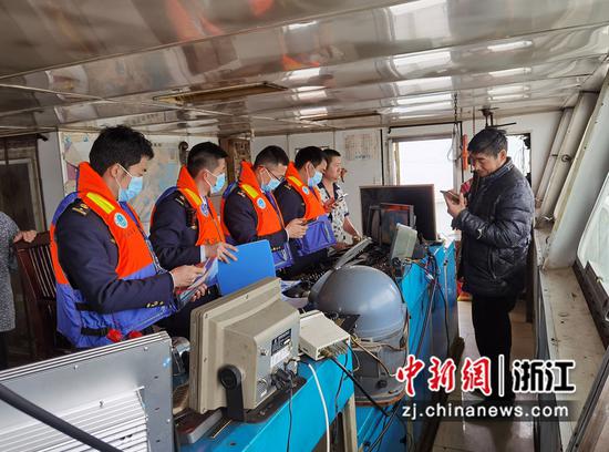台州海事局工作人员登船检查 
陈建忠提供