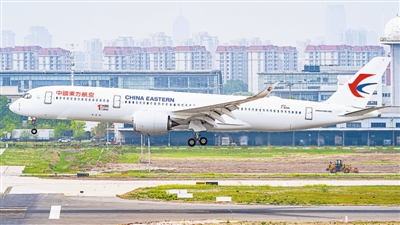 A350降落天津滨海国际机场跑道。 记者 王津 通讯员 赵玮 摄