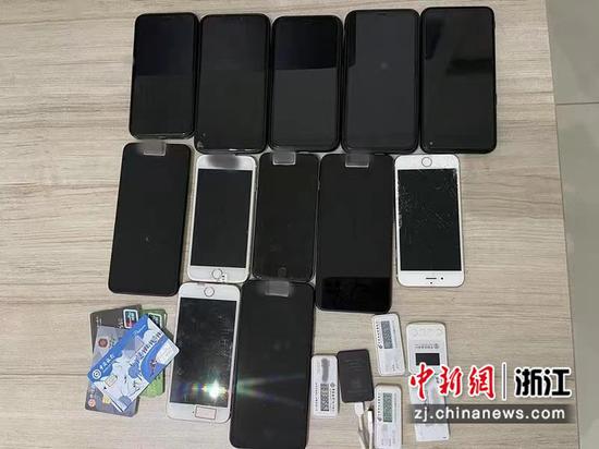 查获作案手机 宋秋来 摄