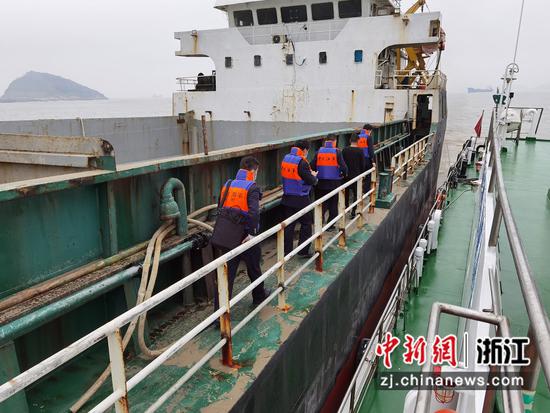 台州海事局工作人员登船检查 陈建忠提供