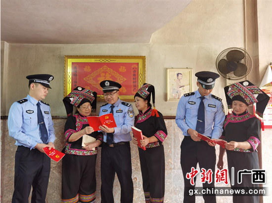 图为民警与驻地“壮族兵妈妈服务队”一起学党史。林森 摄 崇左:党史教育进壮家 警地共学叙党恩
