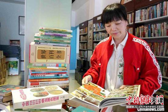 村民陈美芳是图书馆的常客，她正在馆内看书。　叶秋云 摄