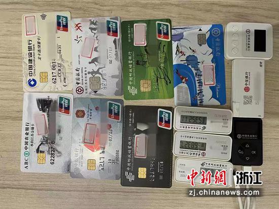 查获银行卡 宋秋来 摄
