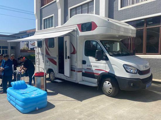 居家养老服务直通车和充气浴缸。  邵琦供图