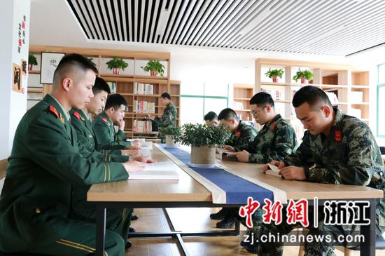 武警浙江总队丽水支队战士们在阅读 刘治乾 摄