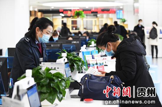 在贵州省贵阳市南明区政务服务大厅，一名工作人员正在热情服务办事群众。