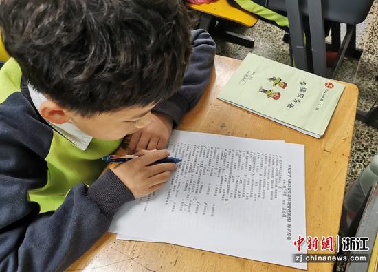 金华市宾虹小学学生在填答垃圾分类知识卷  陈琦 摄