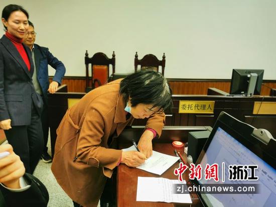 调解现场。高屹 摄