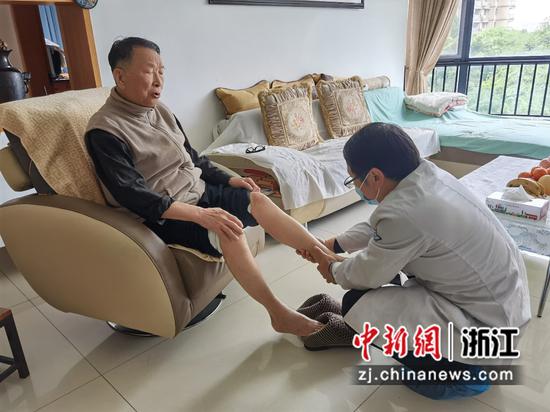 家庭医生毛林芳（右1）为老党员郭云鹏（左1）检查身体。吴怡婧 摄