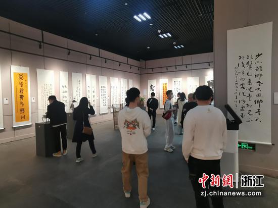 中日韩三国书法作品吸引诸多民众前往欣赏 倪哲阳 摄