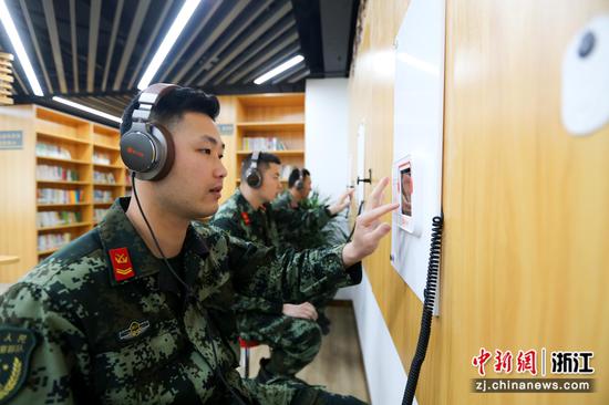 5武警官兵运用听书软件。