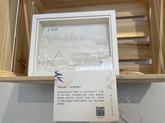 “浙里的100种可能”文创设计展上的文创产品。  江杨烨 摄