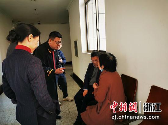 休庭后，各方听取原告诉求。高屹 摄