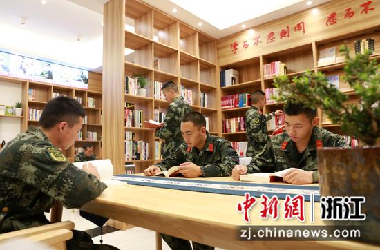 武警浙江总队丽水支队战士们在阅读 刘治乾 摄