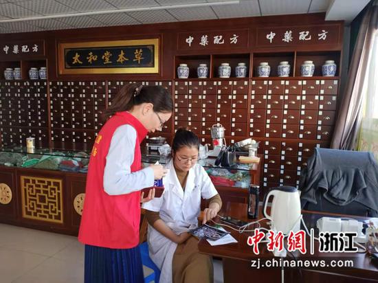 三江街道网格员开展垃圾分类宣传。许福新 摄