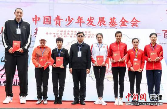 中国青基会理事长郭美荐为体育明星颁发公益爱心大使证书。主办方供图