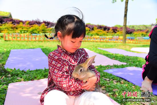 孩子与动物亲密互动。  连国庆 摄