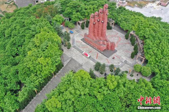 图为航拍矗立在茅台镇的红军四渡赤水纪念塔。 瞿宏伦 摄