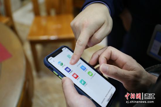 手机上申请“电子健康证”  王建明 摄