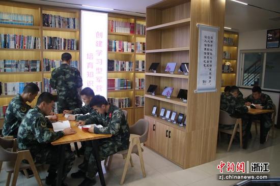 官兵们在阅读 章朝晖 摄