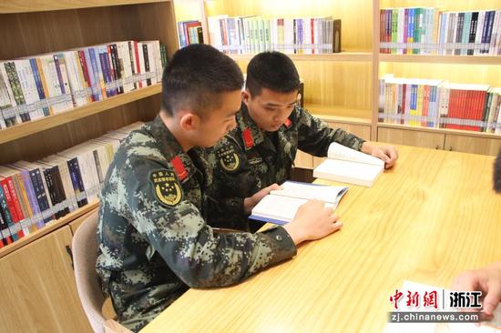 官兵们在阅读 章朝晖 摄