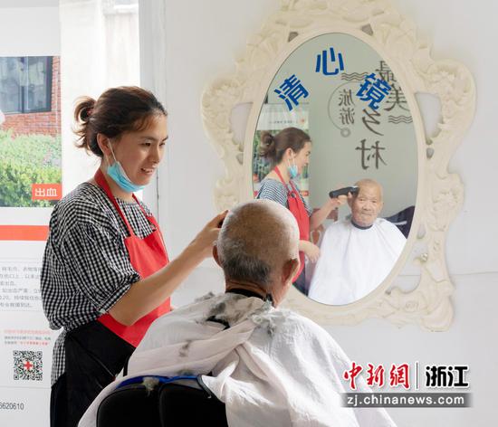 为老人提供理发服务。潘池芳 摄