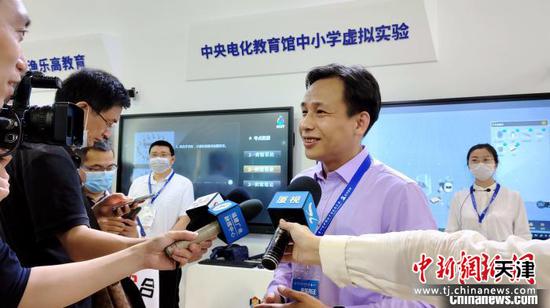 网龙网络公司首席执行官熊立博士接受媒体采访。　杨伏山 摄