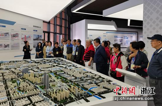  “象牛”后裔侨贤聆听南浔发展情况 熊颖 摄