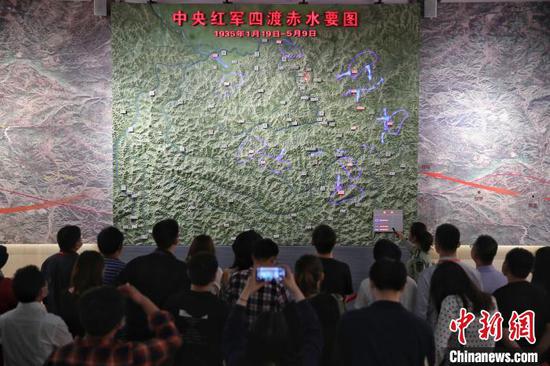 图为游客在纪念馆内观看“中央红军四渡赤水要图”。　瞿宏伦 摄