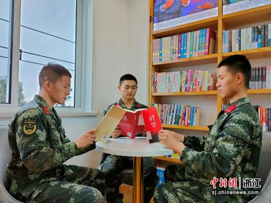 官兵们在阅读 章朝晖 摄