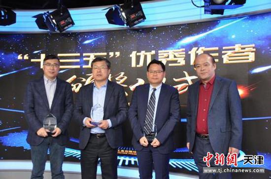 机械工业出版社社长李奇为“十三五”优秀作者代表颁奖